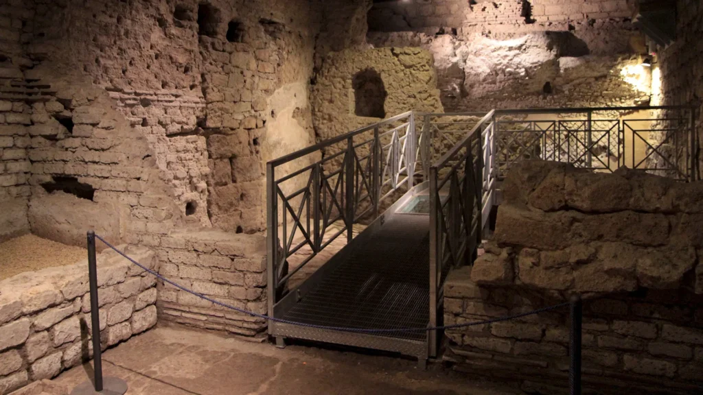 A glimpse of the underground tunnels and chambers of Napoli Sotterranea, showcasing the ancient stone walls and arches beneath the city of Naples.